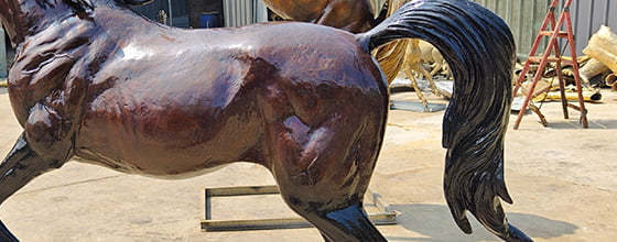 Elevated flag-like high tail root of the Arabian horse sculpture