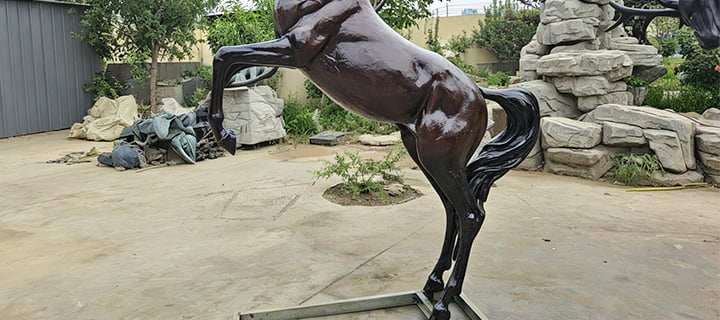 Delicate yet strong refined leg bone structure of the bronze horse